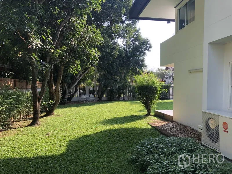 Detached House for rent in Suan Luang, Bangkok - Expansive private garden with mature trees and green lawn along the house