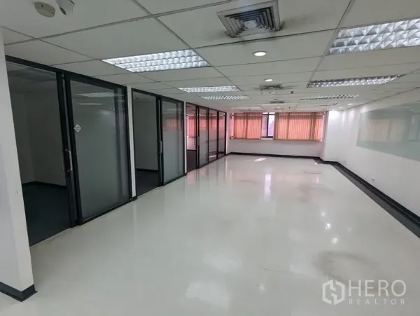 สำนักงาน ให้เช่าหรือขายในRatchathewi, Bangkok - ชั้นสำนักงานกว้าง พร้อมฉากกั้นกระจก หน้าต่างมู่ลี่ และไวท์บอร์ดยาว
