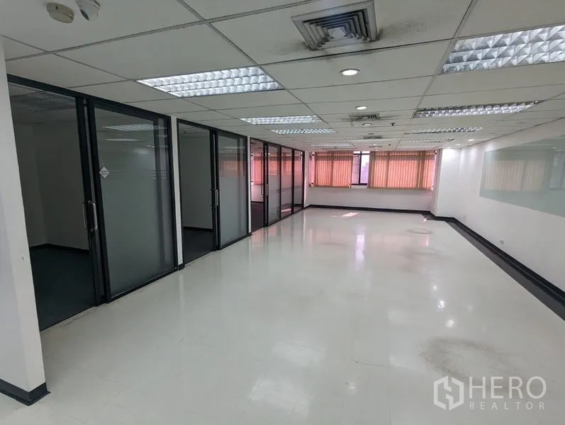 สำนักงาน ให้เช่าหรือขายในRatchathewi, Bangkok - ชั้นสำนักงานกว้าง พร้อมฉากกั้นกระจก หน้าต่างมู่ลี่ และไวท์บอร์ดยาว