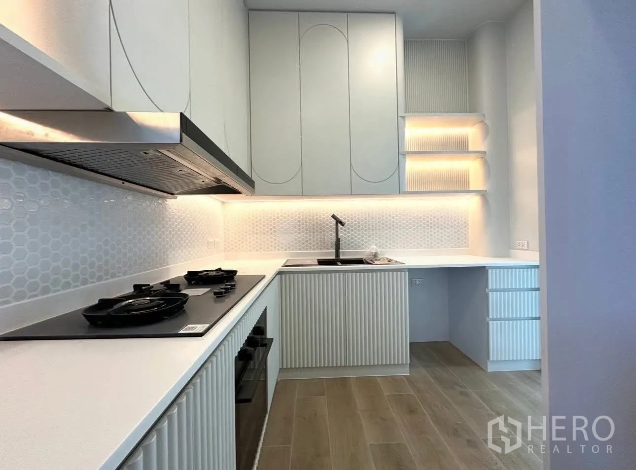 บ้านเดี่ยว for sale in Bang Khen, Bangkok - ครัวบิวท์อินทันสมัย เตาแก๊ส เครื่องดูดควัน เคาน์เตอร์สีขาวและชั้นไฟส่องสว่าง