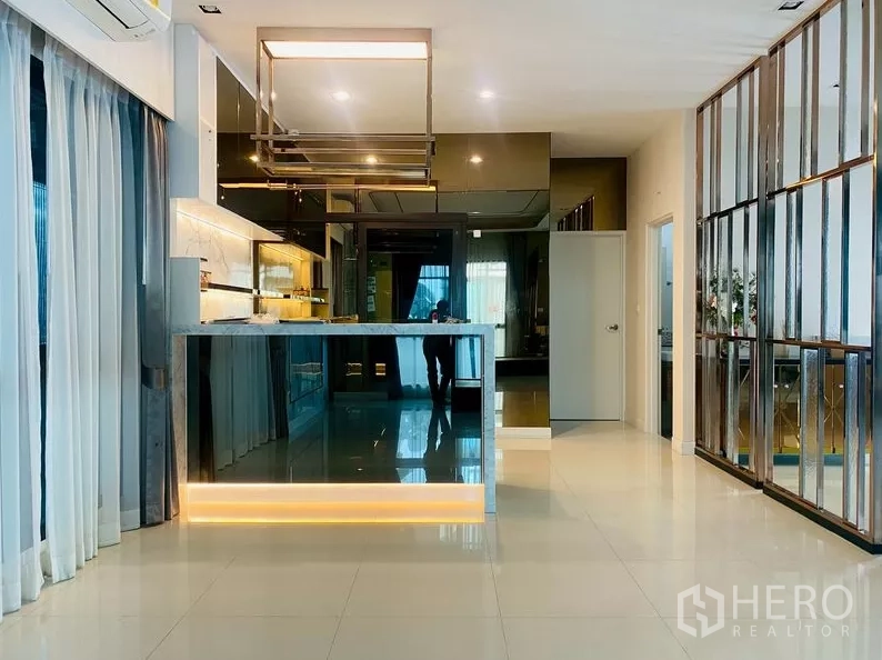 บ้าน ให้เช่าในPrawet, Bangkok - เคาน์เตอร์บาร์ผิวกระจกเงา พร้อมชั้นแขวนและฉากกั้นกระจกทรงสูง