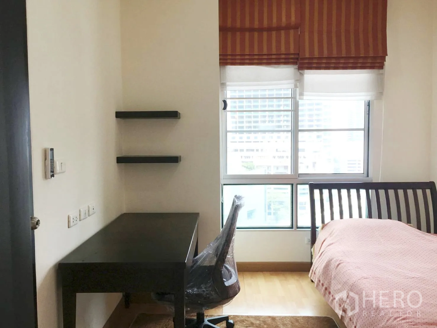 公寓 出租在Khlong Toei, Bangkok - 第二卧室带书桌与壁架，窗边光线明亮