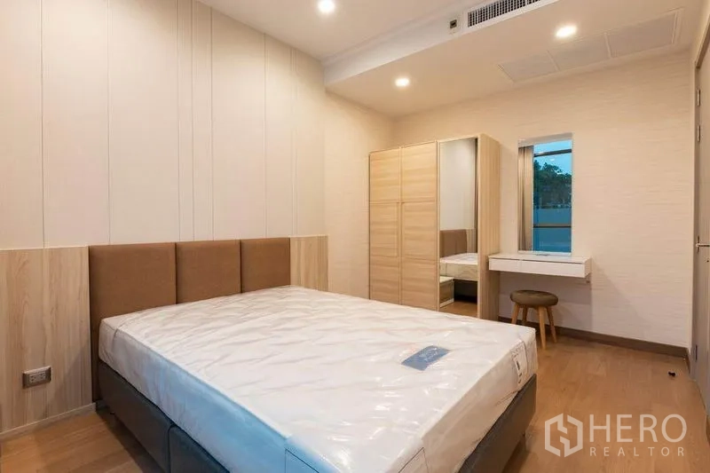 คอนโด ให้เช่าหรือขายในWatthana, Bangkok - ห้องนอนที่สองโทนอบอุ่นพร้อมตู้เสื้อผ้า โต๊ะเครื่องแป้ง และหน้าต่าง