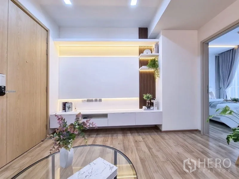 公寓 出售 - 带LED灯的电视特色墙，旁连通卧室的门口。