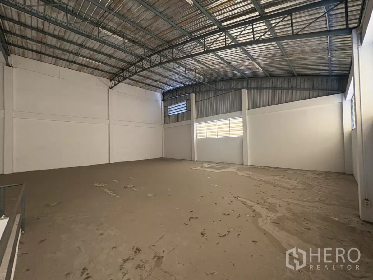 คลังสินค้า ให้เช่าในBang Phli, Samut Prakan - พื้นที่โกดังชั้นบนขนาดใหญ่ หลังคาโค้งกันความร้อน