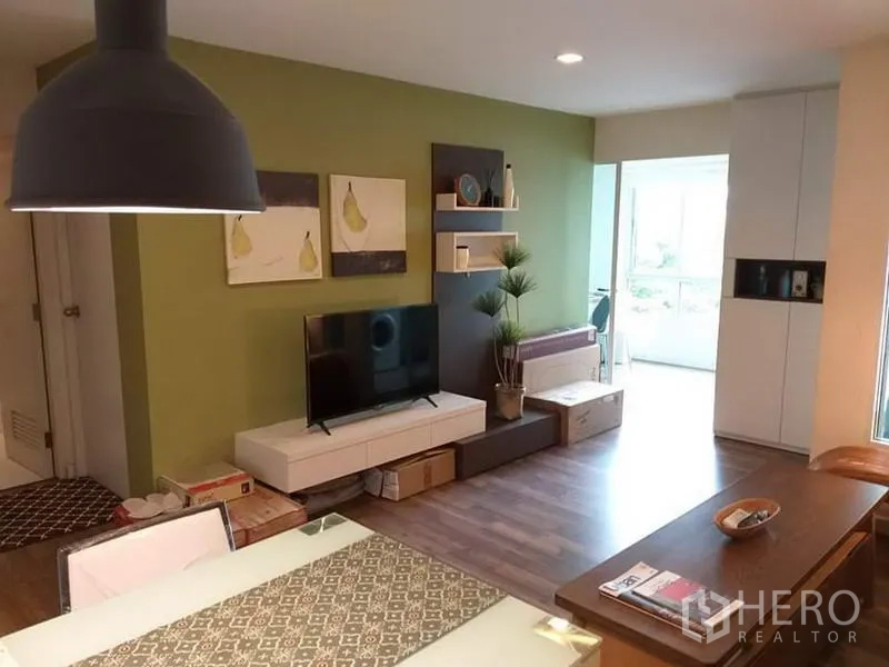 คอนโด ให้เช่าในWatthana, Bangkok - ผนังทีวีโทนเขียว ชั้นวางแบบลอย และทางออกสู่ระเบียง