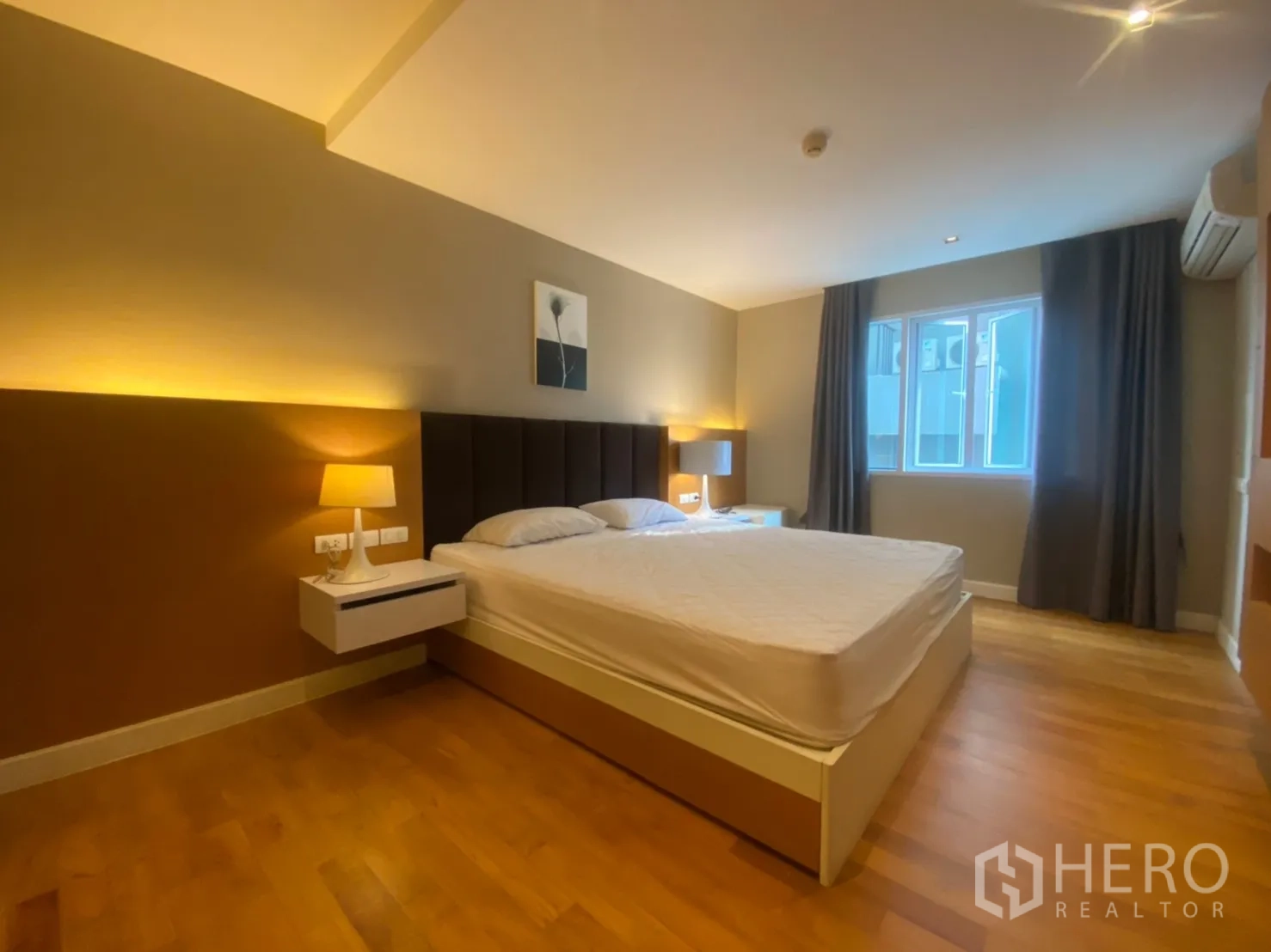 公寓 出租在Watthana, Bangkok - 宽敞卧室带大窗与木地板，配色素雅。