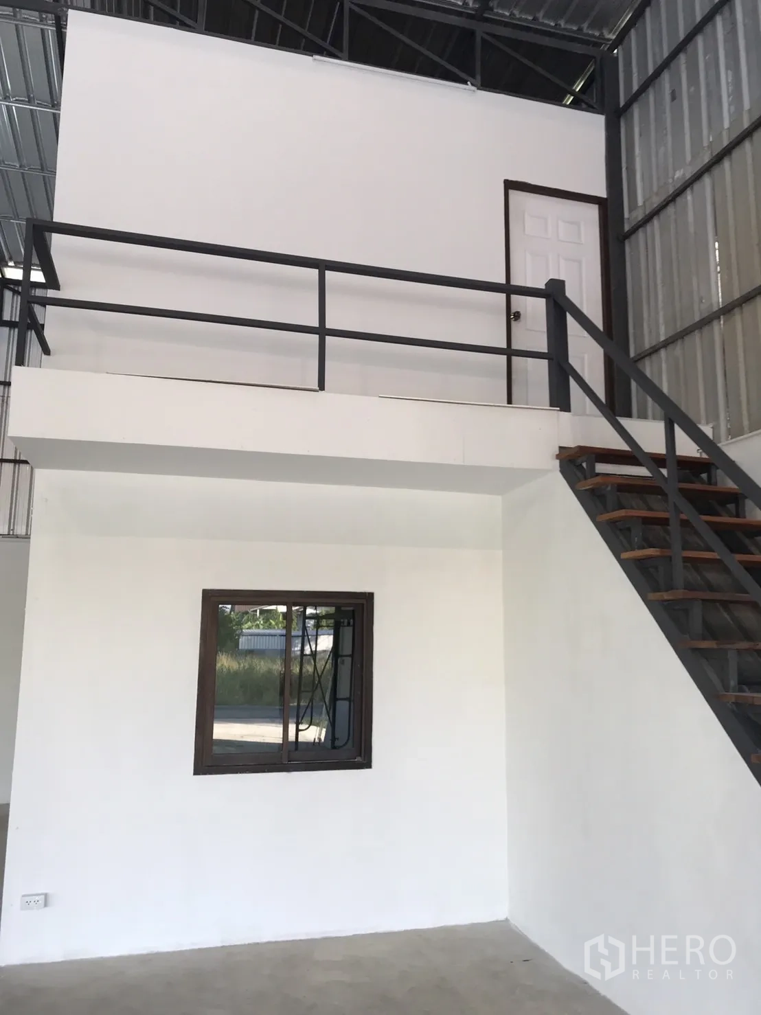 คลังสินค้า ให้เช่าในLam Luk Ka, Pathum Thani - บล็อกออฟฟิศชั้นลอยพร้อมบันไดเหล็กและราวกันตกภายในโกดัง