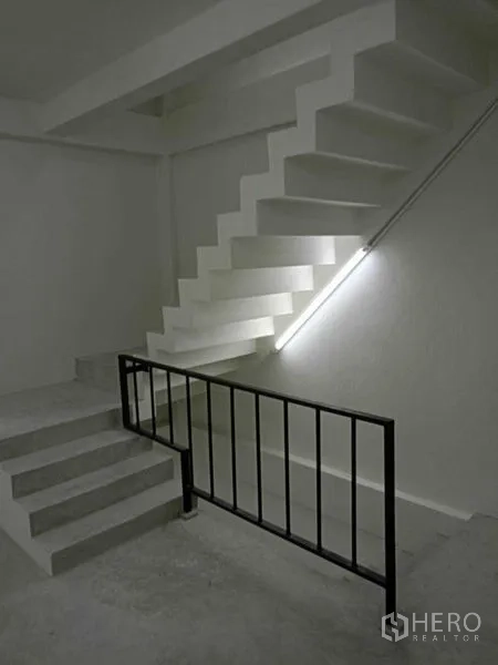 อาคารพาณิชย์ ให้เช่าในWatthana, Bangkok - ภาพระยะใกล้ของบันไดคอนกรีตแบบลอยตัวพร้อมราวสีดำ