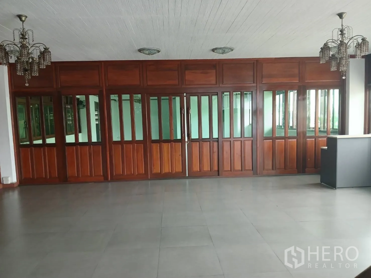 Factory for rent in Uthai, Phra Nakhon Si Ayutthaya - Spacious office lobby with wooden paneled sliding doors and chandeliers.