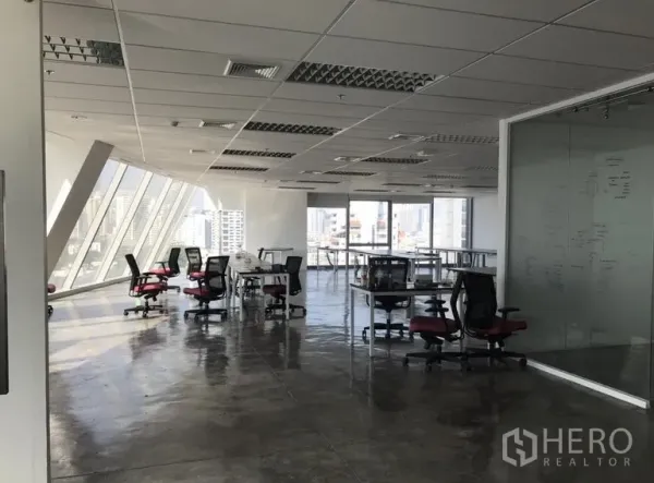 办公空间 出租在Khlong Toei, Bangkok - 开放式办公区，斜面落地窗采光充足，城市景观，抛光水泥地与玻璃会议室。