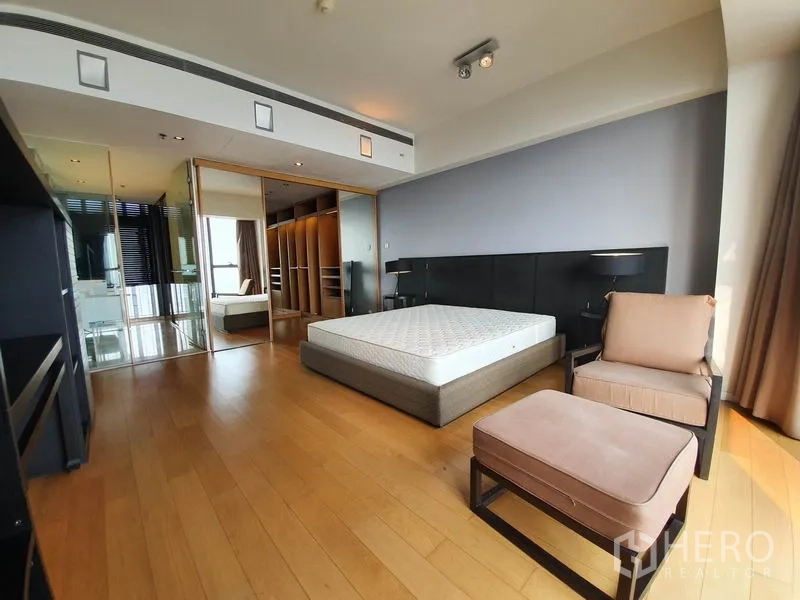 公寓 出租在Sathon, Bangkok - 主卧连接步入式衣柜与玻璃墙套卫。