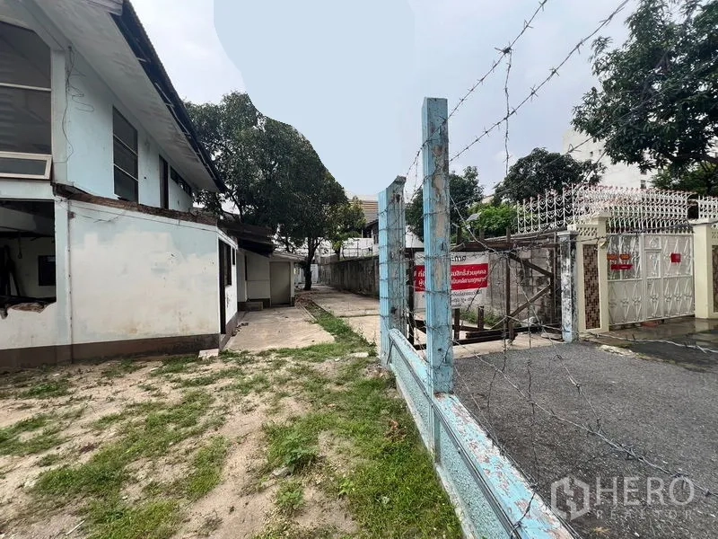 ที่ดิน ให้เช่าในWatthana, Bangkok - ทางเข้าแปลงพร้อมรั้วลวดหนามและทางรถเข้า