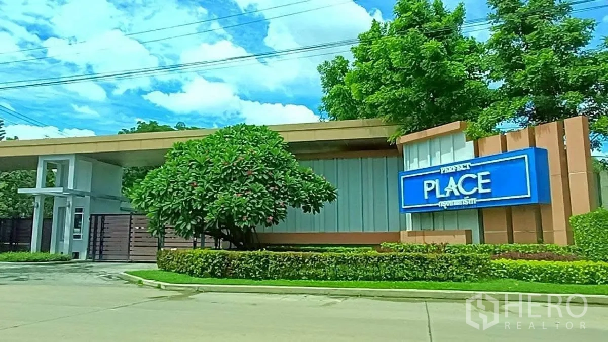 บ้าน ให้เช่าในLat Krabang, Bangkok - ซุ้มทางเข้าและระบบรักษาความปลอดภัยโครงการ เพอร์เฟค เพลส กรุงเทพกรีฑา พร้อมสวนสวย