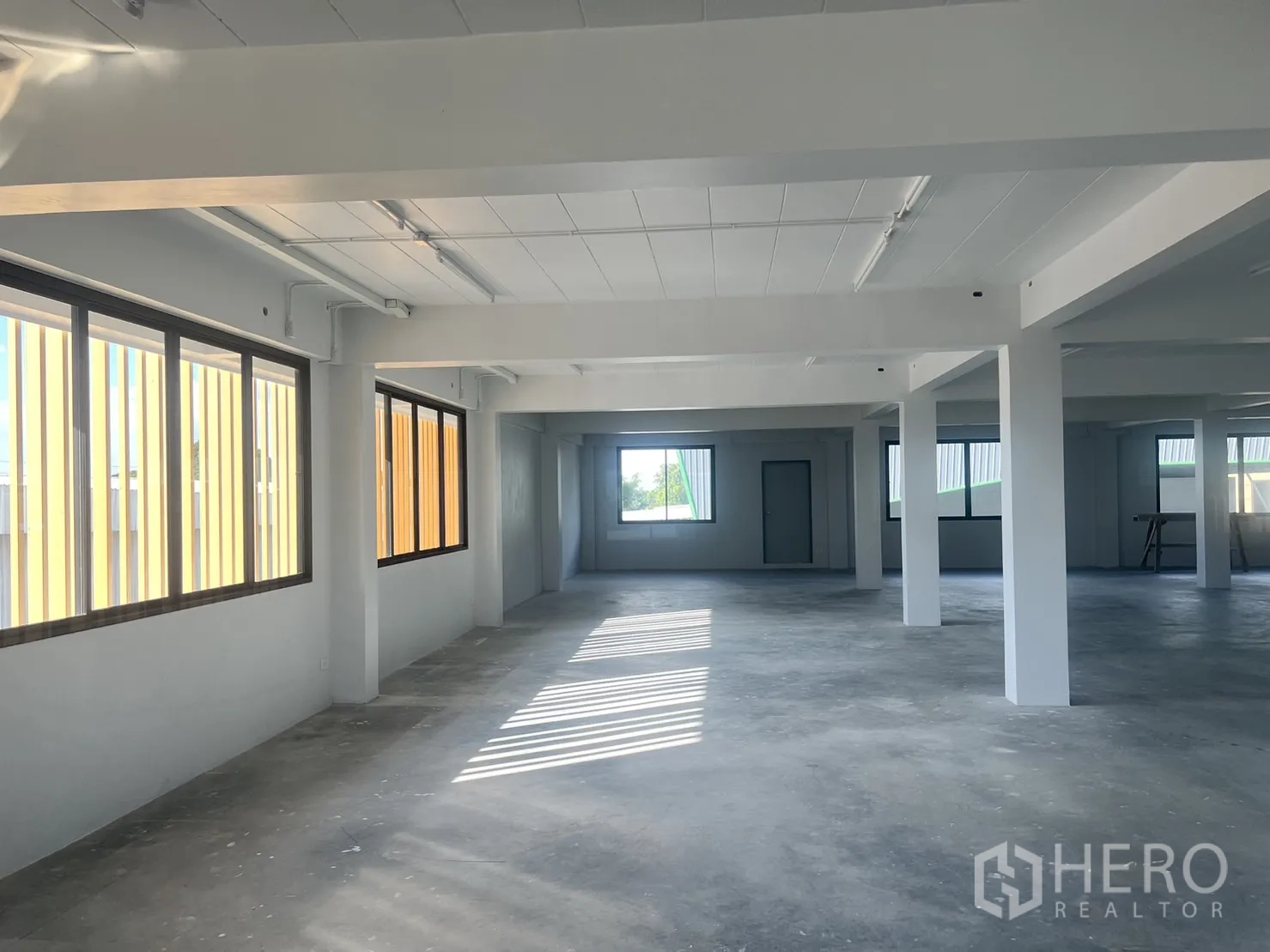 สำนักงาน ให้เช่าในLat Krabang, Bangkok - โซนทำงานกว้าง มีเสากลางหลายต้น และแสงธรรมชาติจากช่องหน้าต่าง