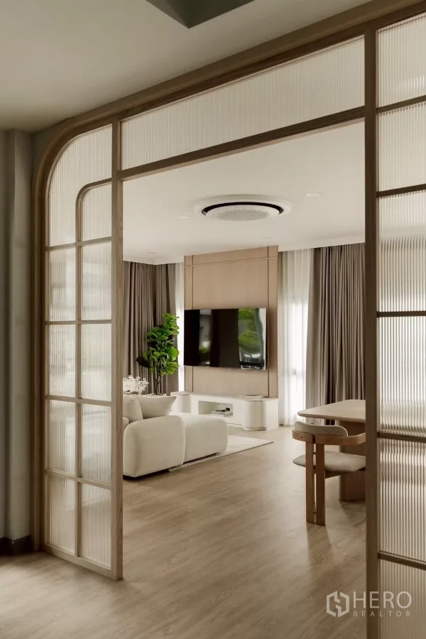 Detached House for rent in Bang Phli, Samut Prakan - Partition view toward the living room with sofa and TV feature wall