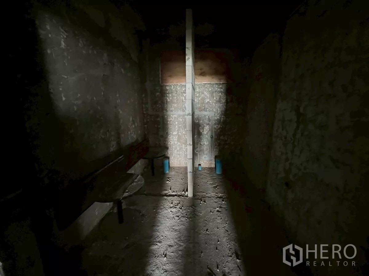 零售空间 出租在Watthana, Bangkok - 昏暗未完工的功能房，带隔断与可见管道接口。