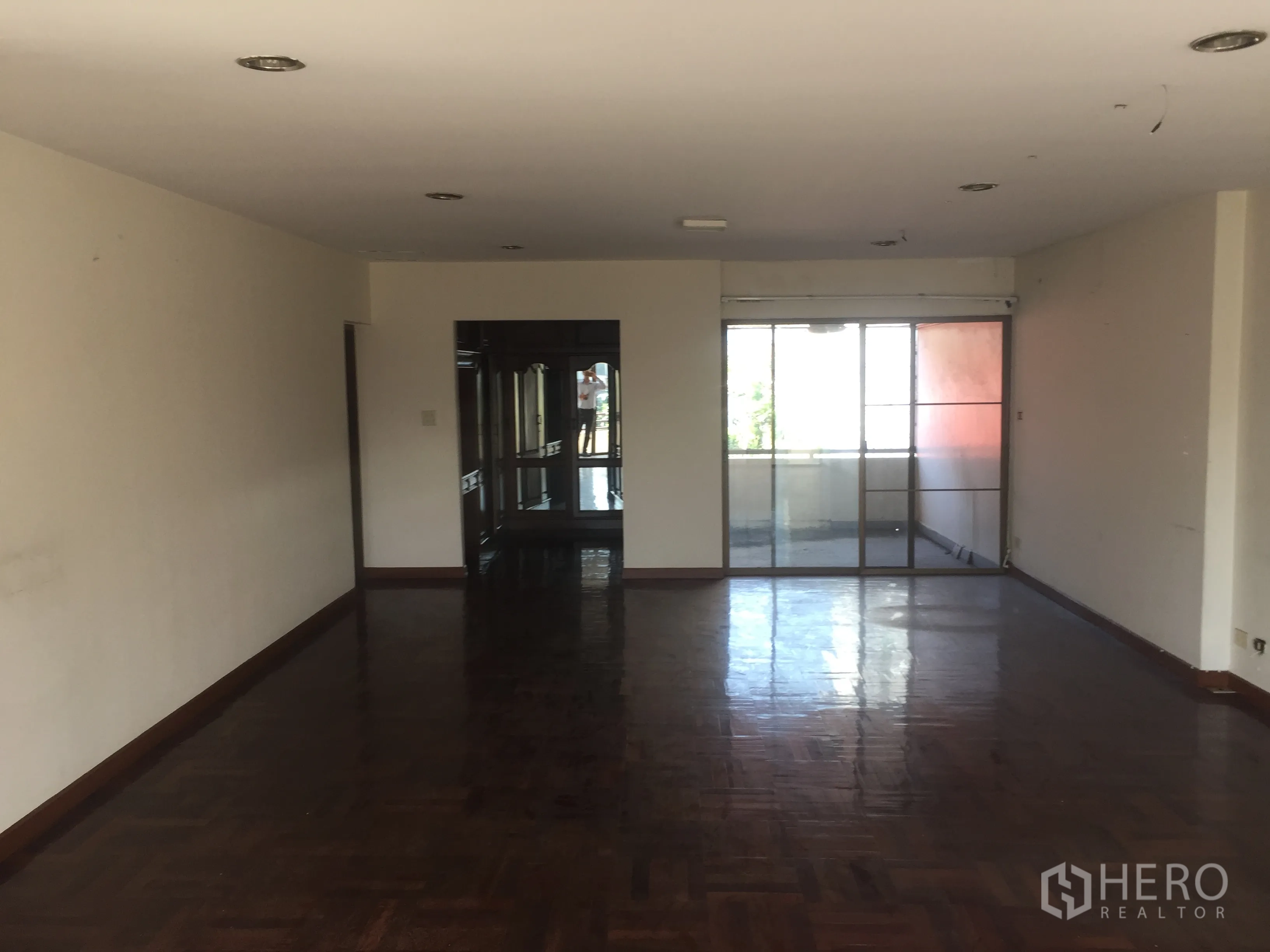 สำนักงานที่บ้าน ขายในWatthana, Bangkok - โถงพื้นที่ยาว พื้นปาร์เกต์เงา ไฟดาวน์ไลท์ และประตูกระจกสองด้าน.