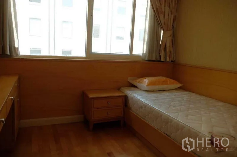 คอนโด ขายในKhlong San, Bangkok - ห้องนอนรอง เตียงเดี่ยว โต๊ะทำงาน และหน้าต่างบานกว้างรับแสง.