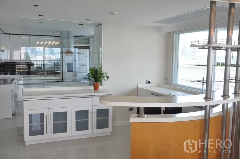 คอนโด ให้เช่าในKhlong Toei, Bangkok - ครัวสไตล์โมเดิร์น ตู้สีขาว เคาน์เตอร์บาร์ แผงกระจกเงา และหน้าต่างรับวิว