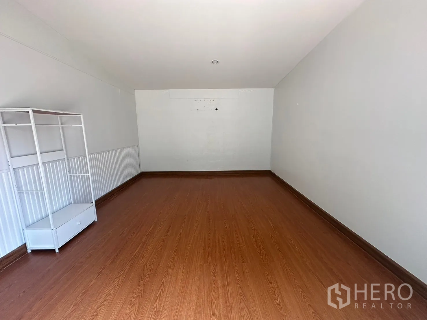 Warehouse for rent in Din Daeng, Bangkok - Small office with wood-look flooring and a white shelving unit.