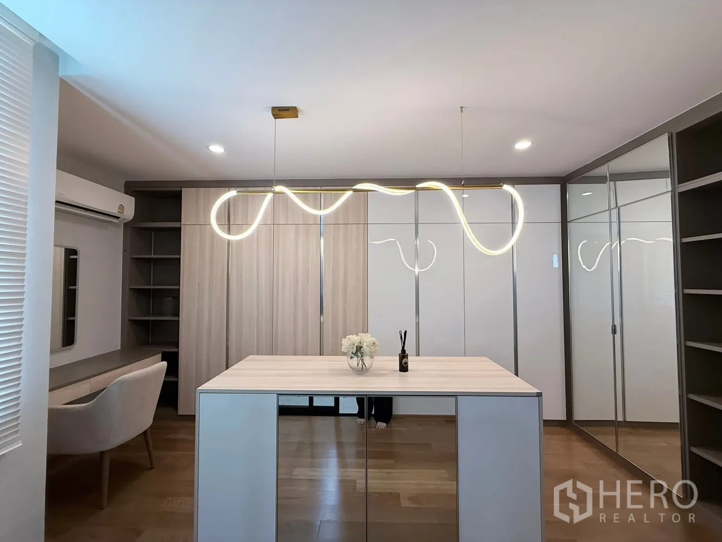 Townhouse for rent in Saphan Sung, Bangkok - Closet room with island, study desk and full-height storage.