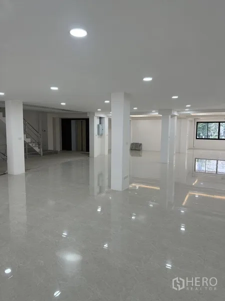 สำนักงาน ให้เช่าหรือขายในHuai Khwang, Bangkok - ชั้นสำนักงานกว้างแบบโอเพ่นสเปซ มีหลายเสา หน้าต่าง และแสงสว่างทั่วถึง