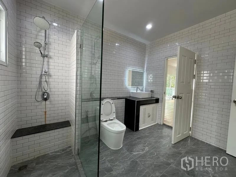 บ้าน ขายในLam Luk Ka, Pathum Thani - ห้องน้ำผนังกระเบื้องซับเวย์สีขาว กั้นกระจกและกระจกไฟ