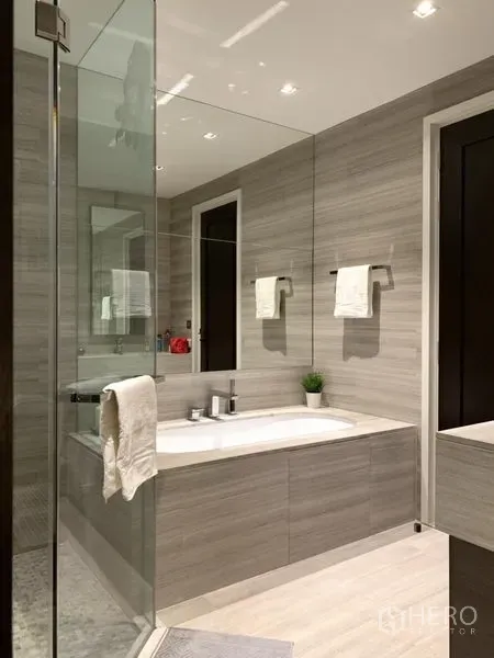 คอนโด ให้เช่าในWatthana, Bangkok - ห้องน้ำสไตล์โมเดิร์น มีอ่างอาบน้ำ ฝักบัวกระจก และกระจกผนังคอนขนาดใหญ่