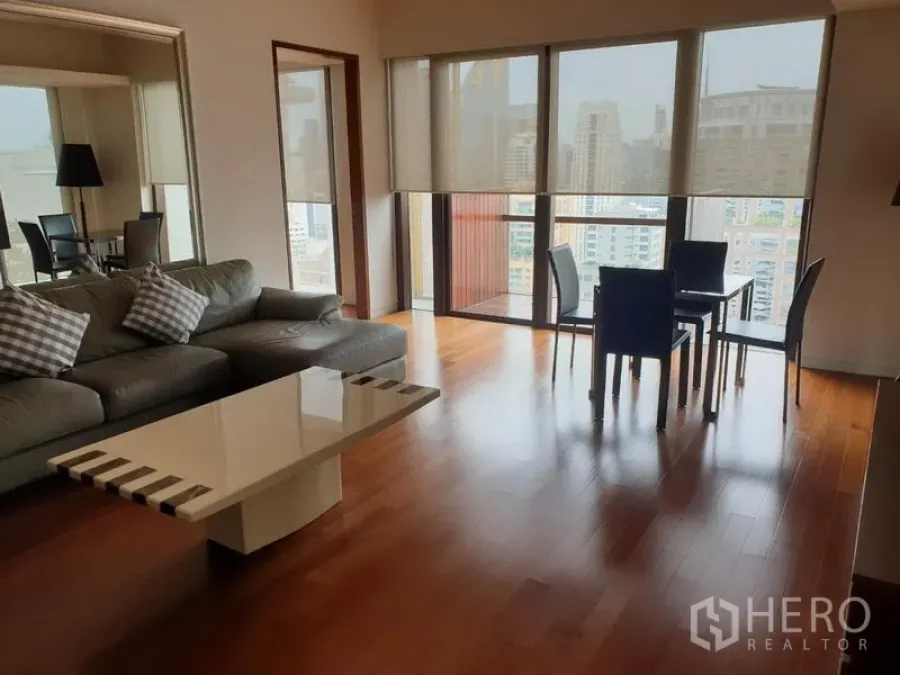 คอนโด ให้เช่าในPathum Wan, Bangkok - พื้นที่นั่งเล่นและรับประทานอาหารสว่างโปร่ง กระจกเต็มบาน พื้นไม้ และวิวเมือง