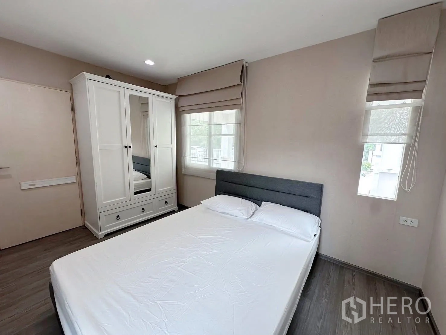 独立式住宅 出租或出售在Bang Phli, Samut Prakan - 温馨卧室，白色衣柜与灰色软包床