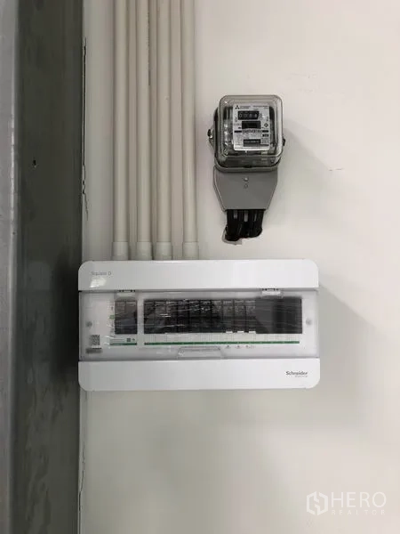 คลังสินค้า ให้เช่าในBang Yai, Nonthaburi - ตู้เมนไฟฟ้าและมิเตอร์ไฟติดตั้งบนผนังภายในอาคาร