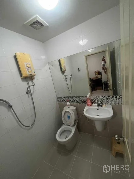 ทาวน์เฮาส์ ให้เช่าในBueng Kum, Bangkok - ห้องน้ำกะทัดรัดพร้อมฝักบัว เครื่องทำน้ำอุ่น อ่างล้างหน้าและกระจก