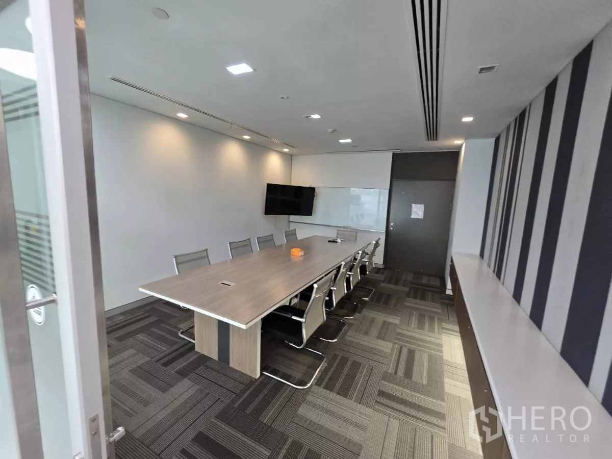 สำนักงาน ให้เช่าในWatthana, Bangkok - ห้องประชุมขนาดกลาง โต๊ะยาว ทีวีจอแบน และผนังลายริ้ว