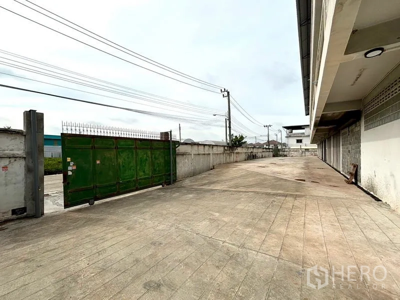 Warehouse for rent in Bang Khun Thian, Bangkok - Private driveway inside the compound leading from the green gate to the loading bays.