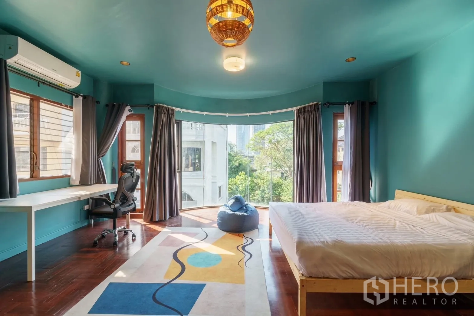 联排别墅 for rent in Watthana, Bangkok - 大型绿色调卧室，设飘窗、书桌与豆袋椅。