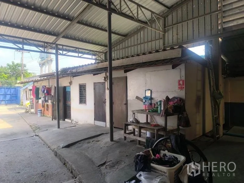Warehouse for rent in Lat Lum Kaeo, Pathum Thani - Covered staff quarters and utility area within the warehouse compound.
