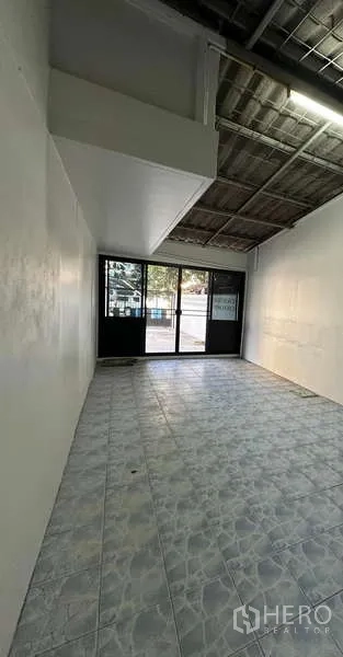 สำนักงานที่บ้าน ให้เช่าในDin Daeng, Bangkok - ห้องชั้นล่างพื้นกระเบื้องพร้อมประตูกระจกบานเลื่อนกรอบดำ เหมาะเป็นหน้าร้านหรือรับรองแขก