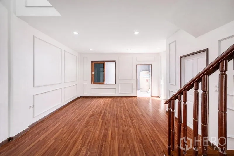 ทาวน์เฮาส์ ขาย - พื้นที่นั่งเล่นโปร่งพื้นไม้ ผนังตกแต่งบัว พร้อมบันไดไม้