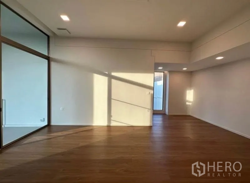 Detached House for rent - Expansive master suite with wood floors and sliding glass access to a balcony.