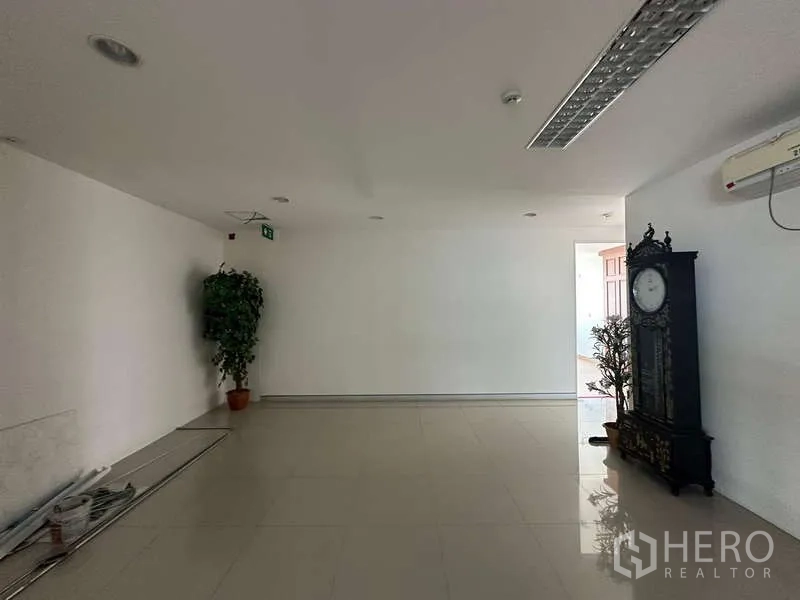 สำนักงาน ให้เช่าในPrawet, Bangkok - ห้องอเนกประสงค์พื้นกระเบื้อง มีแอร์และนาฬิกาตั้งพื้นใกล้ประตู