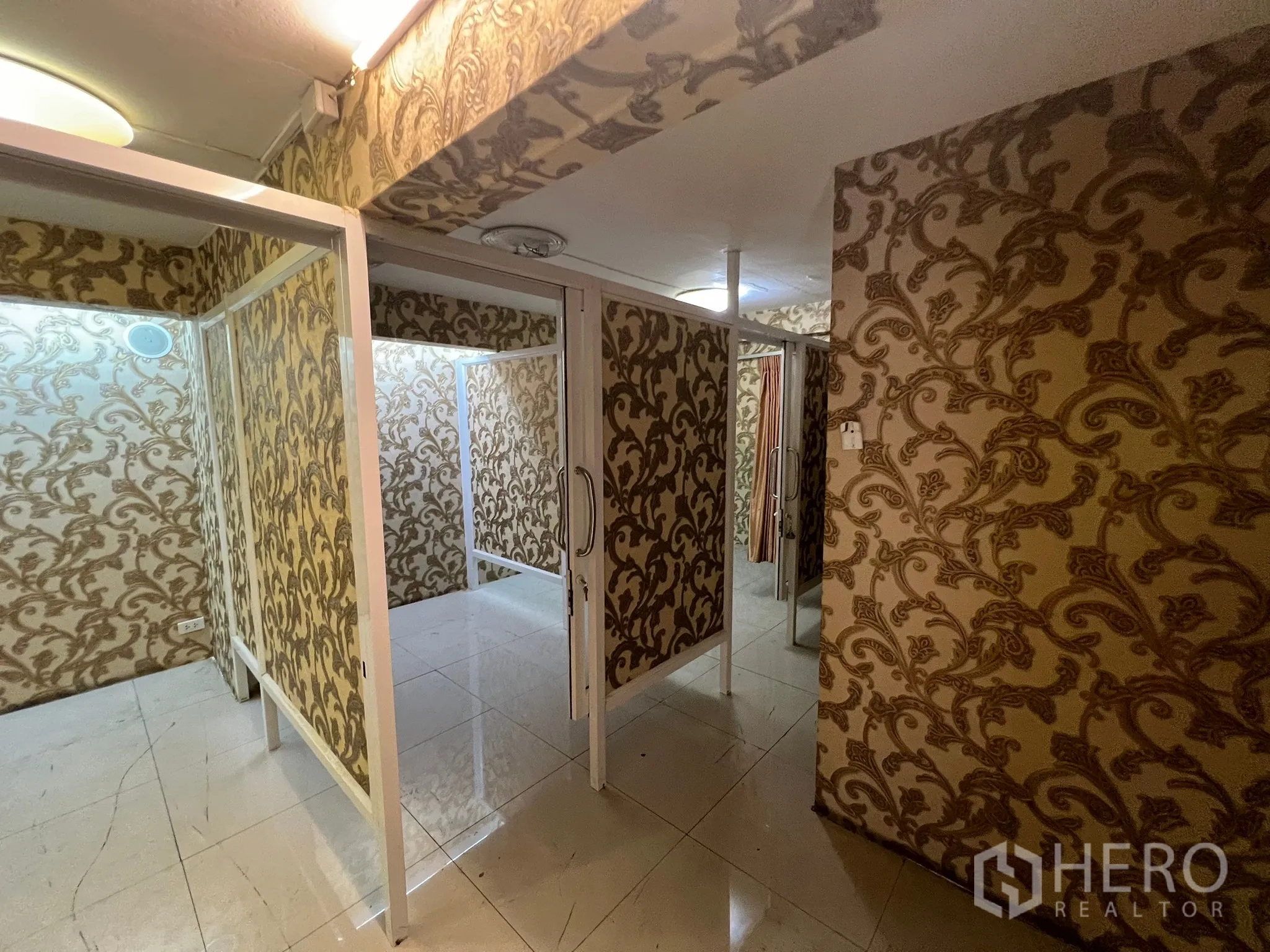 อาคารพาณิชย์ ให้เช่าในKhlong Toei, Bangkok - ชุดคูหาแบ่งส่วนด้วยประตูกระจกบานเลื่อนและผนังลวดลาย