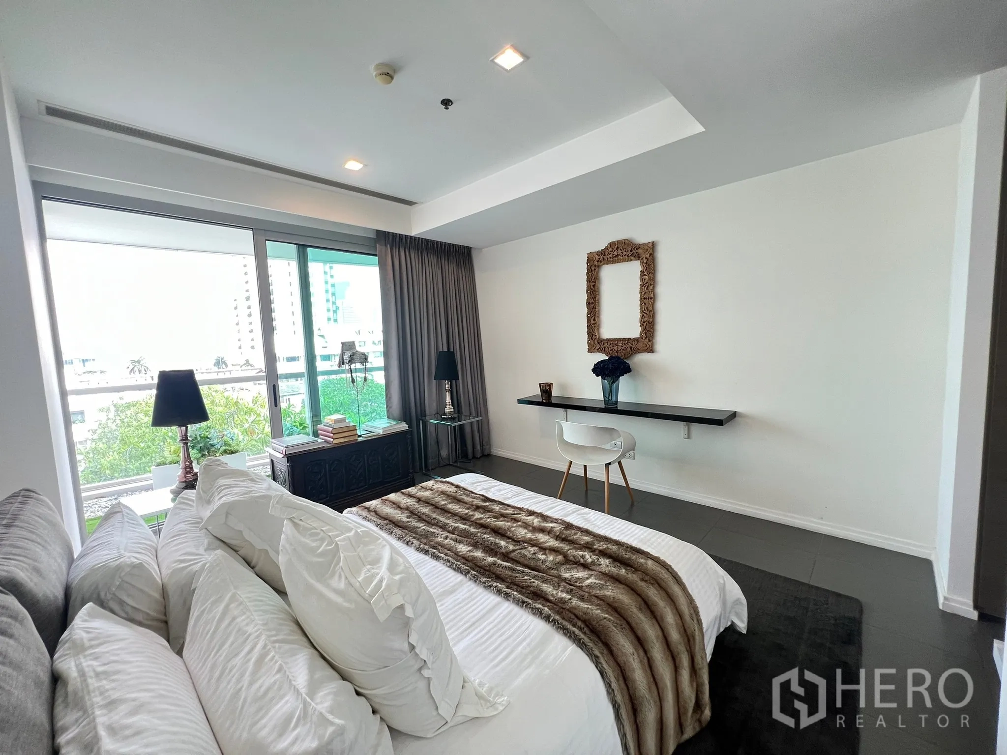 คอนโด ขายในKhlong San, Bangkok - ห้องนอนใหญ่กว้าง พร้อมโต๊ะทำงาน ประตูบานเลื่อน และทางออกสู่ระเบียง