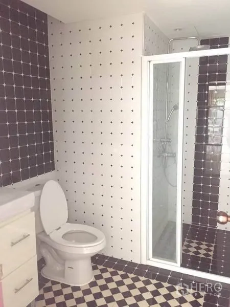 独立式住宅 出租 - 浴室带玻璃淋浴间，黑白棋盘格瓷砖。