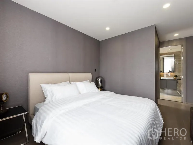 คอนโด ให้เช่าในPathum Wan, Bangkok - ห้องนอนหลักมองเห็นทางเข้าห้องน้ำในตัวและตู้เสื้อผ้าบิลท์อิน