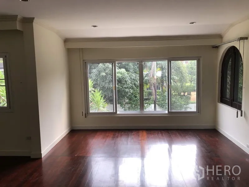 บ้าน ให้เช่าในKhan Na Yao, Bangkok - มุมนั่งเล่นชั้นบน หน้าต่างบานใหญ่ชมวิวต้นไม้เขตร้อนในสวน.