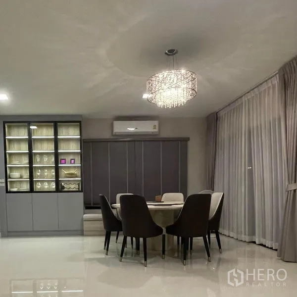 Detached House for rent in Bang Phli, Samut Prakan - Dining room view with display cabinet and floor-to-ceiling curtains