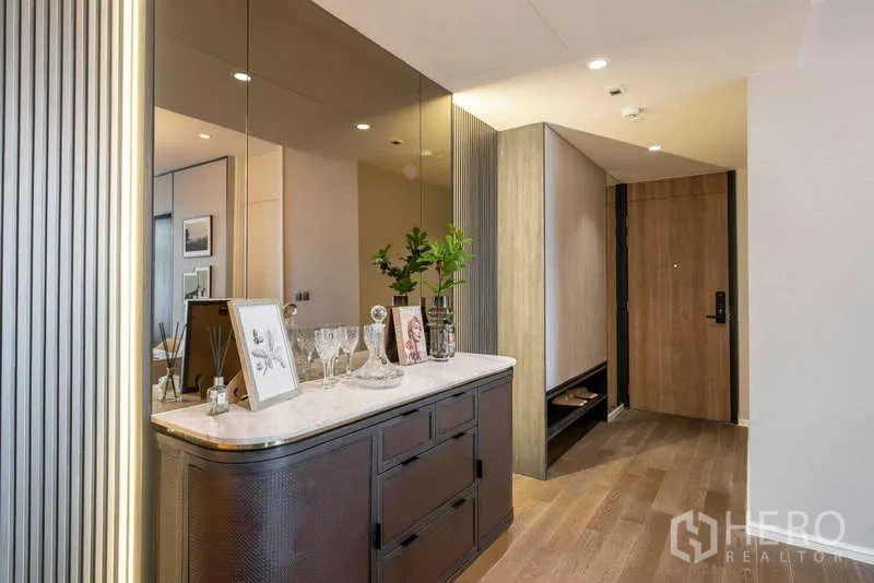 คอนโด ให้เช่าหรือขายในWatthana, Bangkok - โถงทางเข้าพร้อมคอนโซลกระจกและพื้นไม้โทนอุ่น