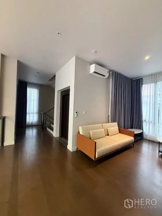 บ้าน ให้เช่าในSaphan Sung, Bangkok - เลานจ์ชั้นบนพร้อมโซฟา บันได และหน้าต่างผ้าม่านโปร่ง