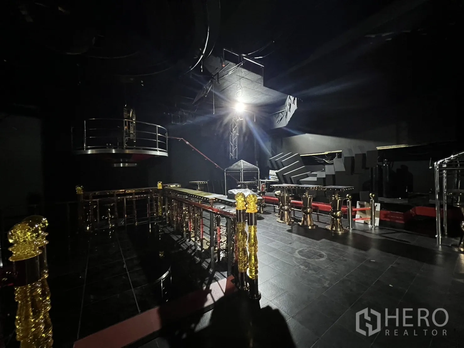 零售空间 出租 - 上层座位区，墙面吸音板与可移动桌椅。